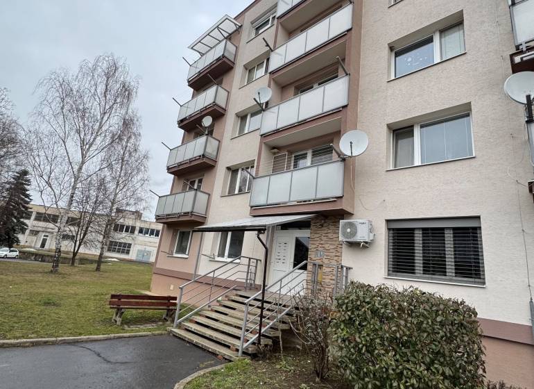 Több erkélyes lakóház a Thuroczyho utcában, Ipolyságon, bejárati úttal.