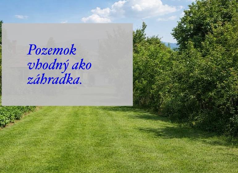 Gyep fákkal a Ludaníc kertekben, ideális telek termesztéshez.