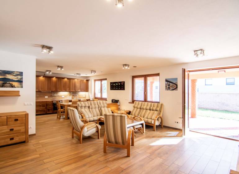 Nappali étkezővel és konyhával, fa dekoros padló, családi ház.