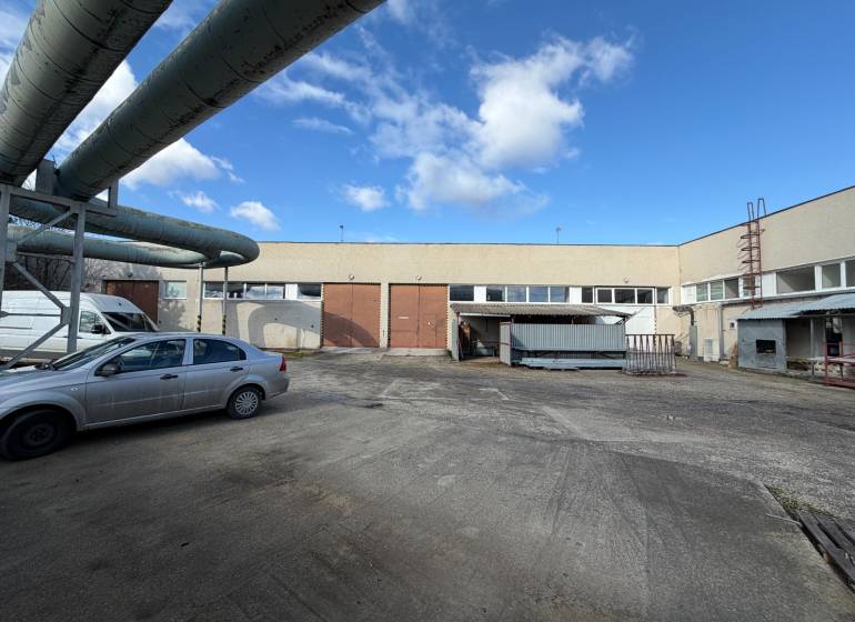 Raktárak és csarnokok Érsekújvárban, az Érsekújvári utcában ipari komplexummal és autókkal.