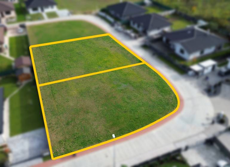 Pozemky Kočovciban lakhatásra alkalmasak, családi házakkal körülvéve, csendes környezetben.