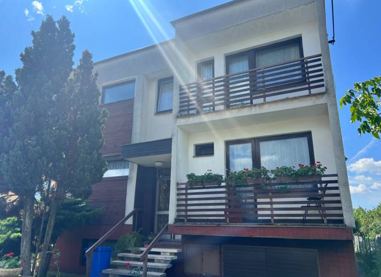 Családi ház Tálova utcában Nagyőrvisen, két erkéllyel, fákkal és garázzsal.