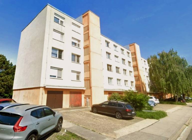 A Kalištna utcai lakóház Pozsonyban - Dévényújfaluban, parkoló az előtérben.