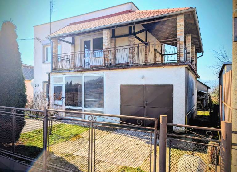 Családi ház az Új utcában, Lastovce-ban, tágas terasszal és garázzsal.