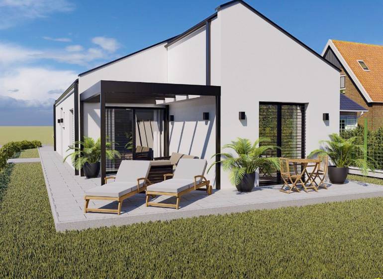 Családi ház Borcsicén terasszal, napozóágyakkal és kerti bútorokkal, zöld pázsittal körülvéve.