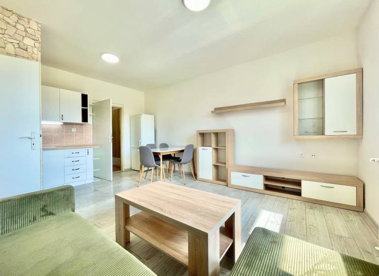 2 szobás lakás belső tere; berendezés a Východná utcában; konyha, étkezőasztal, nappali.