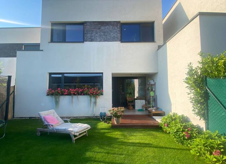 A Radová utcai családi háznak Újfalun gondozott kertje van napozóággyal.