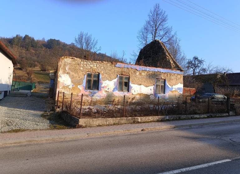 Elhagyatott épület a Sklabini telken, lakhatásra alkalmas.