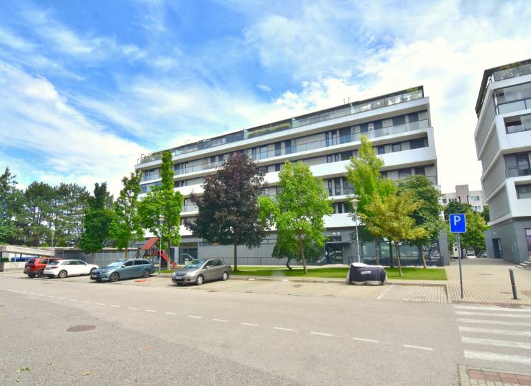 Lakókomplex zöldterülettel a Pri vinohradoch utcában, Pozsony-Rača.