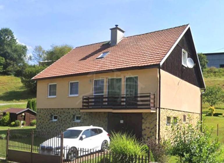 Családi ház Liptovské Revúcéban garázzsal és kerttel lejtős telken.