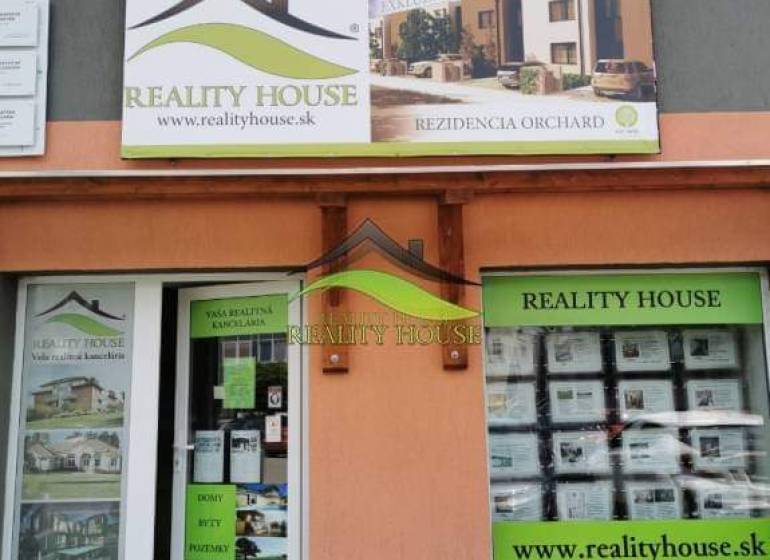 A Hollého utcai valóság iroda különféle ingatlanokat kínál Michalovcén.