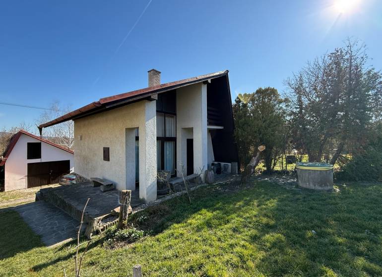 Ház Zlaté Moravce-ben kerttel és gyepes területtel körülvéve, tiszta égbolt alatt.