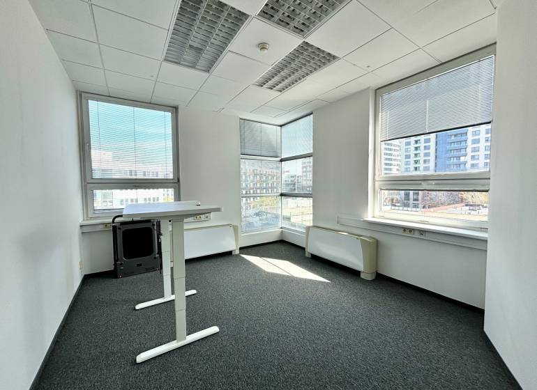 Iroda szőnyeggel, állítható asztallal és nagy ablakokkal, Pozsony - Ružinov, Prievozská.