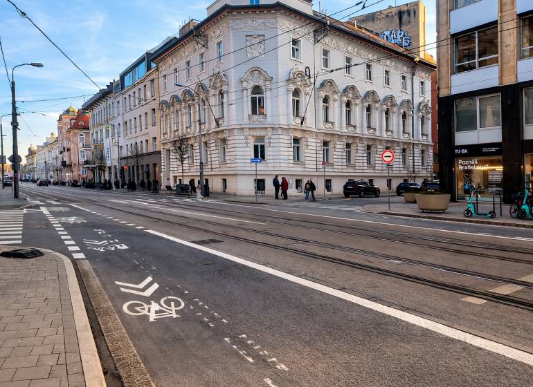 Štúrova utca Pozsonyban - Történelmi belváros üzlethelyiségekkel és villamosvágányokkal.