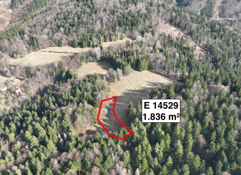 Légi felvétel a mezőgazdasági és erdészeti területekről Lazoch pod Makytou-ban.