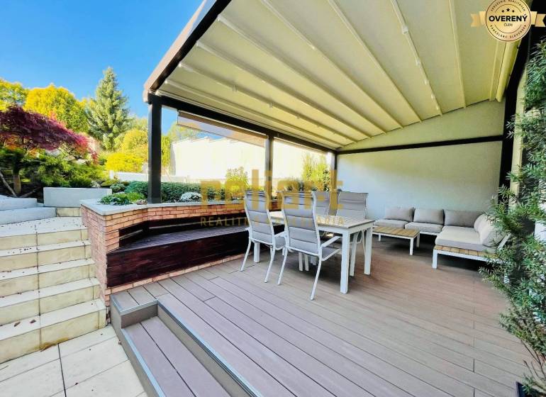 A Kozičova utcai családi ház terasza ülőhellyel és pergolával, Pozsony - Dévény.