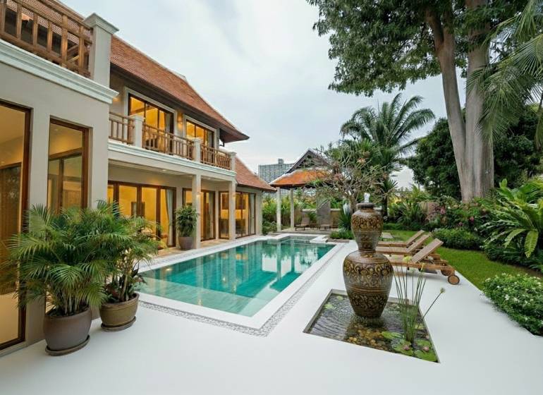 Villa Pattayában medencével, egzotikus kerttel és tágas terasszal a pihenéshez.
