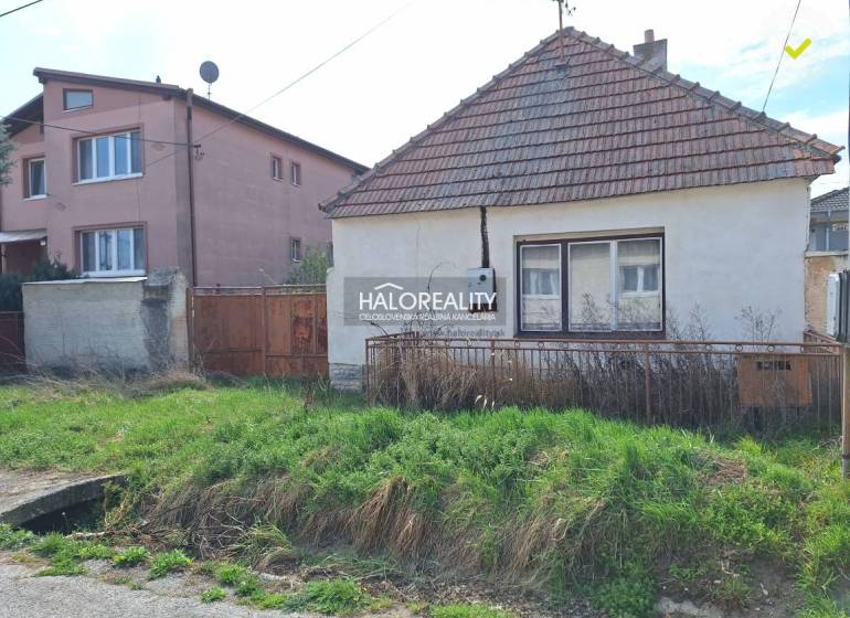 Ház lakóövezetben, Dvorníky községben, füves kerttel és kerítéssel.