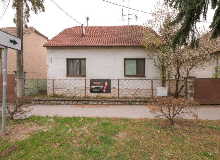 Családi ház a Zelenečska utcában, Nagyszombatban, piros cseréptetővel.