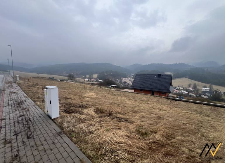 Telkek - lakóövezet Ólublón, kilátással a hegyekre és a házak tetejére.