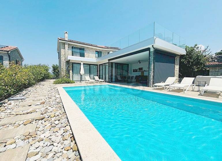 Villa Jakisnicában medencével és kő terasszal, zölddel körülvéve.