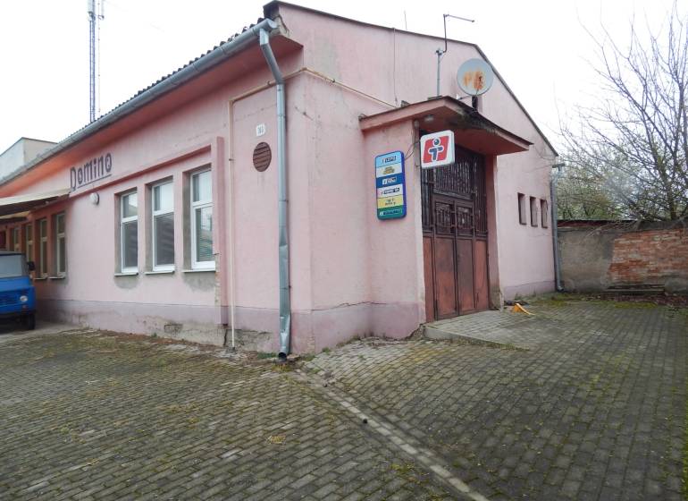 Rózsaszín épület Búcsán a 