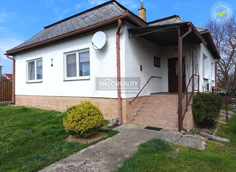 Családi ház Hráňban fehér homlokzattal, lépcsővel és kerttel.