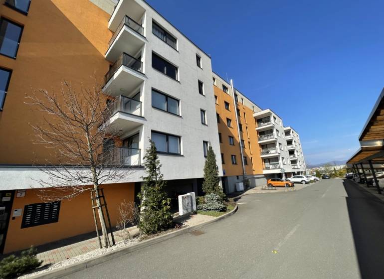 Többlakásos ház Borievkova utcában, Kassán, Felsővály városrészben, parkolási lehetőséggel.