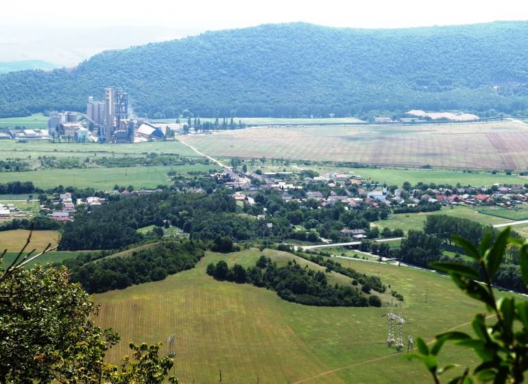 Mezőgazdasági és erdőterületek Dvorníky-Včeláryban ipari területtel.
