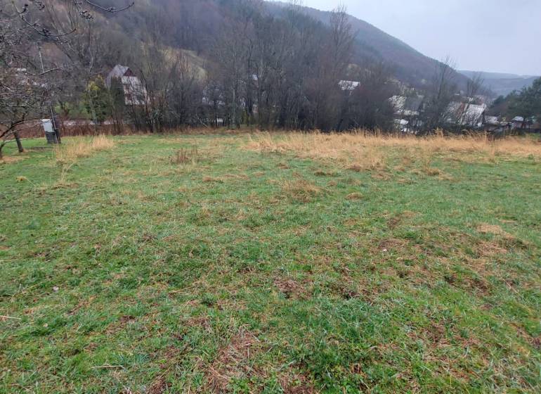 Pihenő gyepterületek Puhóban, kilátással a környező természetre és falusi házakra.