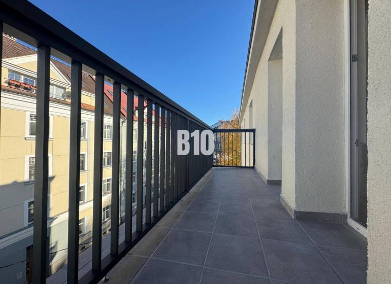 Erkély kilátással a zsolnai épületekre, alkalmas egy kétszobás lakáshoz.