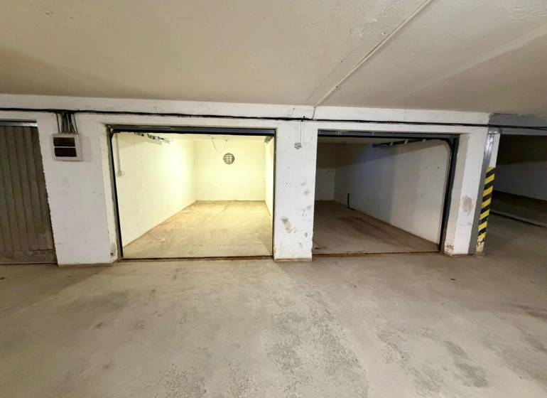 Fehér falú és betonpadlós garázsok, Dunaszerdahely, Újfalu.