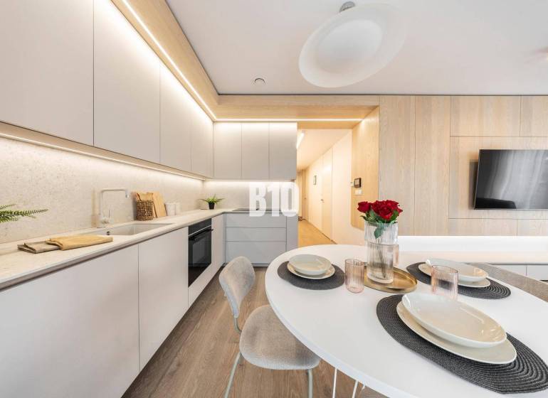 Stílusos konyha egy háromszobás lakásban, fa dekor padlóval és modern bútorokkal.