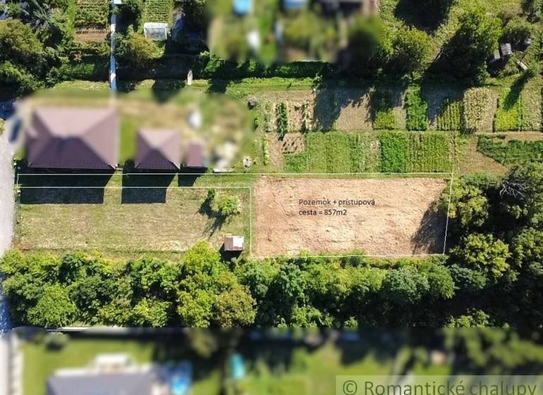 Építési telek Hosťovában, kertben megközelíthető úttal, 857 m²-es.