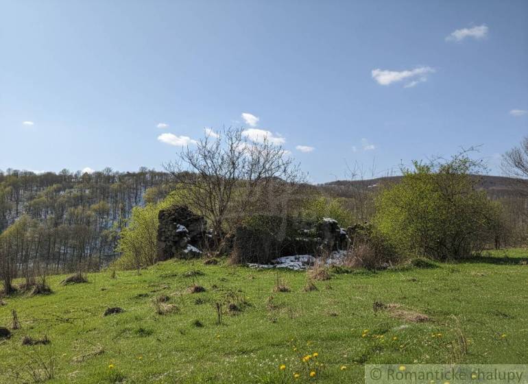 Zöldterület és romok Krupinán, alkalmas lakóingatlanok számára.