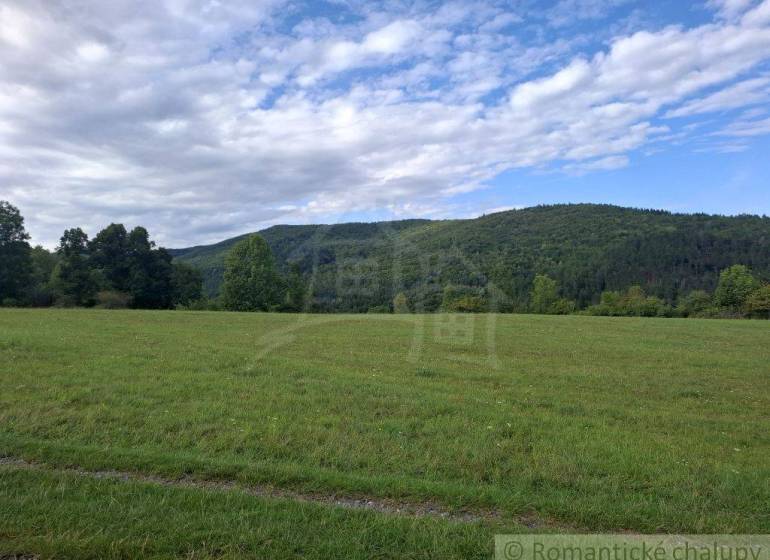 A Horný Tisovník területén található zöld területek és dombok lehetőséget kínálnak telkek - lakóhelyek számára.