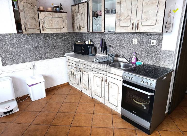 Konyha csempével és konyhabútorral egy kétszobás lakásban.