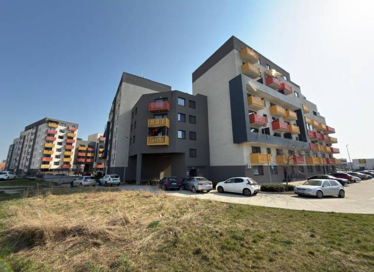 Lakóházak a Mikovíniho utcában, Nagyszombatban, parkolóval és zöld területtel.