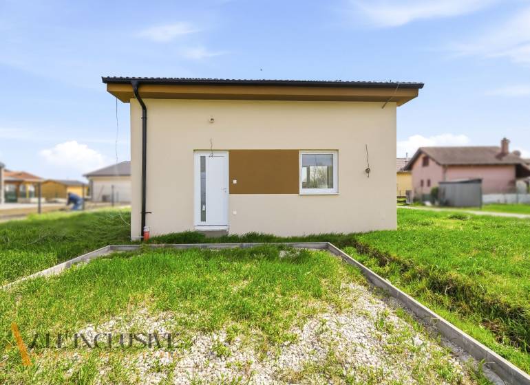 Ház Vojka nad Dunajomban füves udvarral és minimalista homlokzattal.