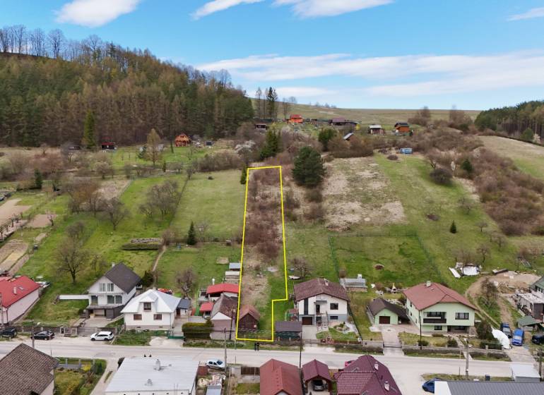 Építési telek Lietava községben, a Majer utca mellett, természettel és szomszédos házakkal körülvéve.