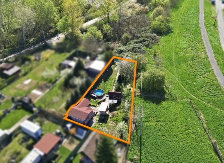 Légi felvétel a királyi udvarról, medencével és környező növényzettel.