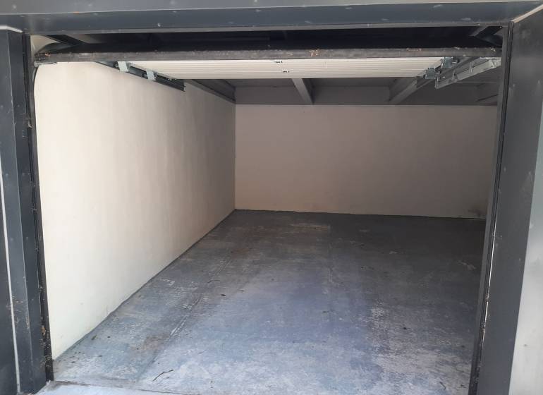 Üres garázs a Pozsony-Óvárosban, a Gajova utcában, betonpadlóval.