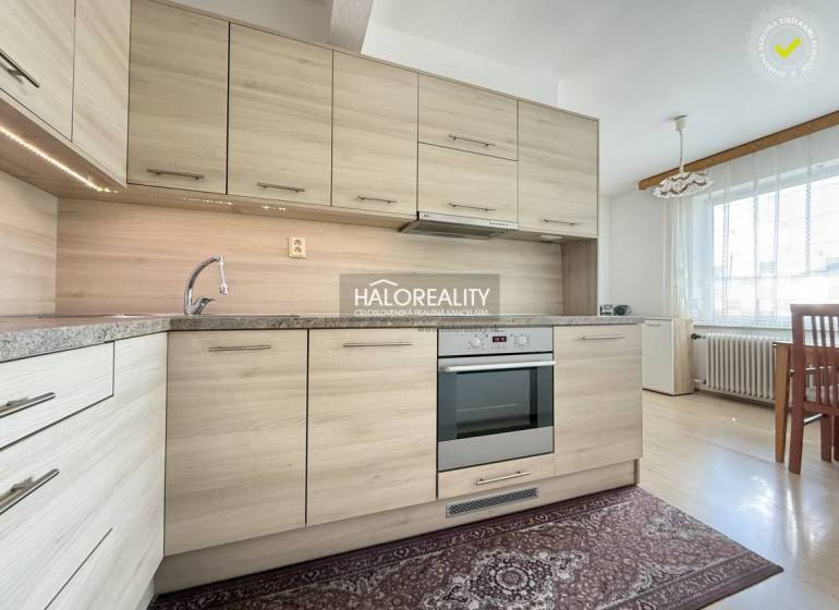 Konyha családi házban fa dekoros padlóval és modern konyhabútorral.