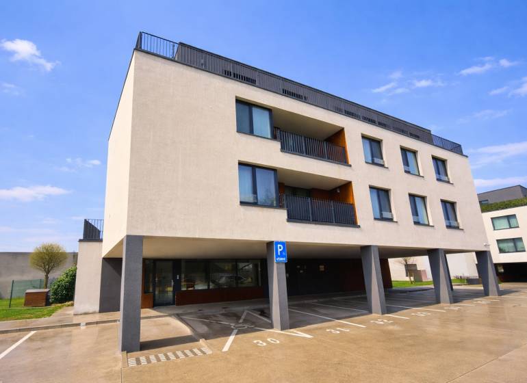 Az épület külső része parkolóval a Na piesku utcában, Pozsony - Ružinov.