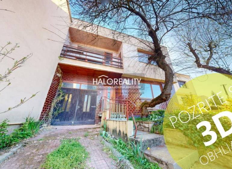 Családi ház külső része Rimaszombatban, előkerttel és bejárattal az épületbe.