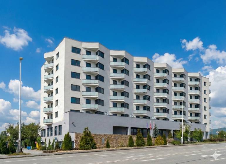 Hatemeletes lakóház erkélyekkel a Pozsony-Vereknye Rybničná utcájában.