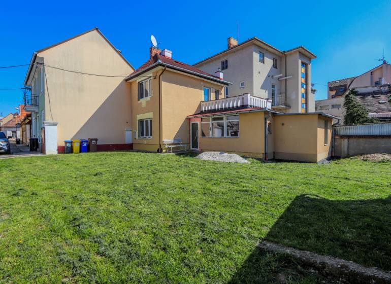 Családi ház a Hviezdoslav utca, Pöstyén, füves udvarral és paddal.