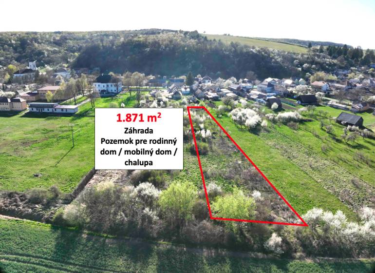 Kertek Gömörben, 1.871 m²-es telekkel, amely alkalmas családi ház vagy mobilház számára.