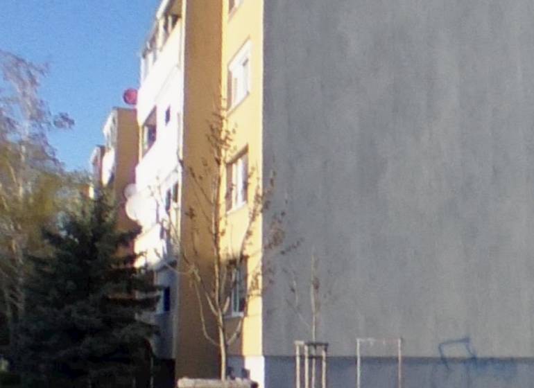 Inovecká utcai panelház Sencen, amely alkalmas egy 2 szobás lakás számára.
