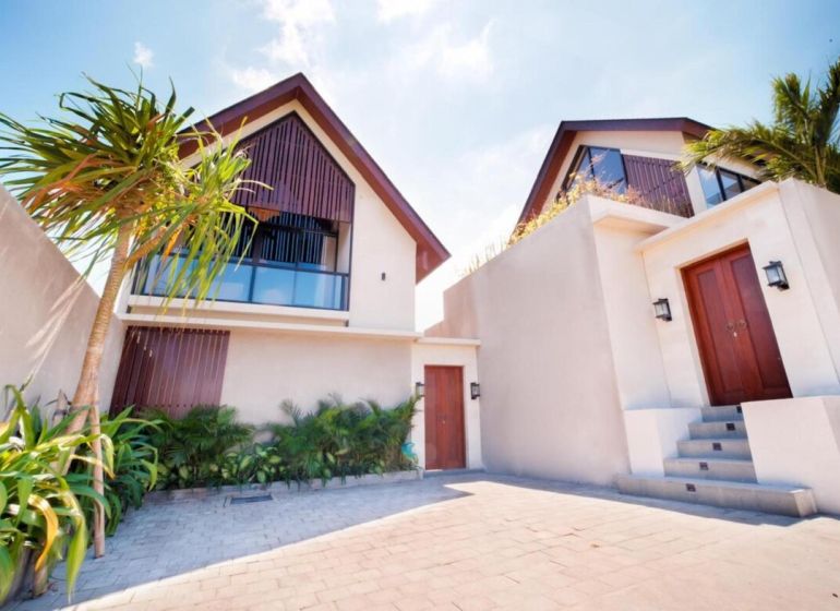 Villa Balin egy kerttel és pálmafákkal, modern építészet, kőút.